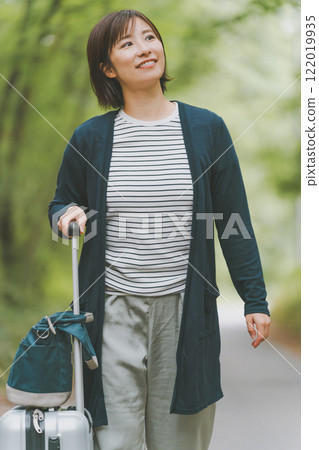 山路上拉著行李箱的遊客 122019935