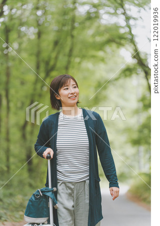 山路上拉著行李箱的遊客 122019936