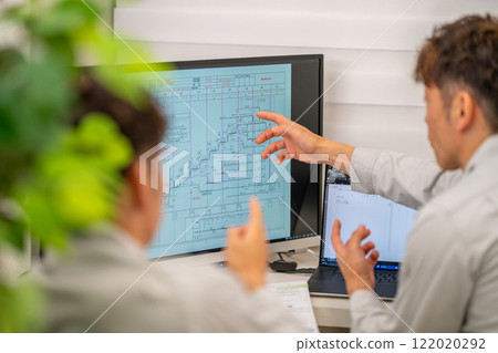 Two first-class male architects explaining the construction schedule, network schedule, construction supervision 122020292