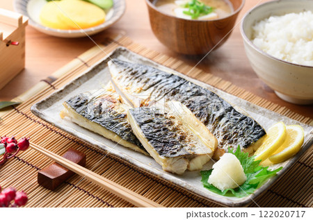 與鹽的烤鯖魚 與鹽的烤鯖魚 122020717