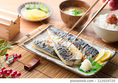 Grilled mackerel with salt 122020720