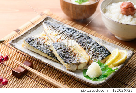 Grilled mackerel with salt 122020725