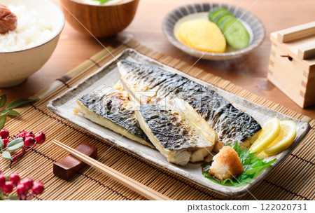 Grilled mackerel with salt 122020731