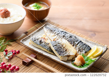 Grilled mackerel with salt 122020732