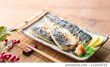 Grilled mackerel with salt 122020735