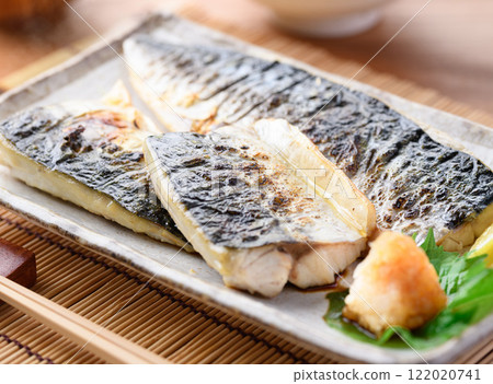 Grilled mackerel with salt 122020741