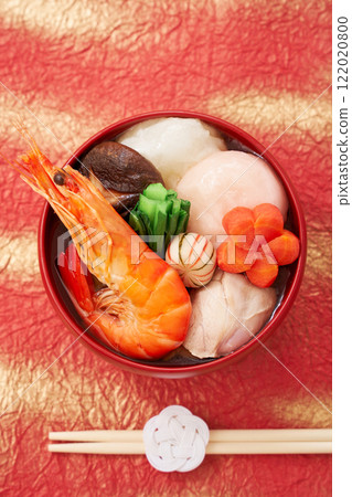 A luxurious ozoni topped with shrimp 122020800