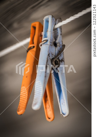 Plastic colored clothes pegs 122021143