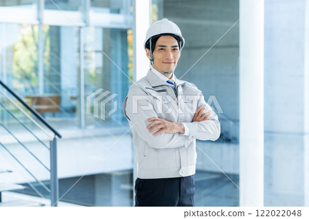 A businessman wearing work clothes 122022048