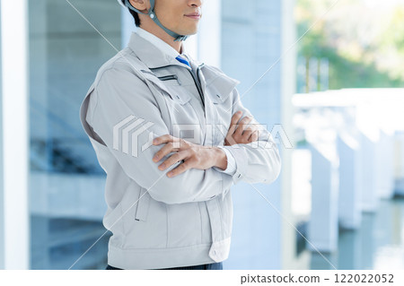 A businessman wearing work clothes A businessman wearing work clothes 122022052