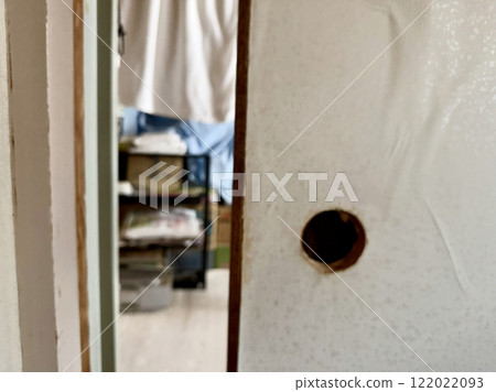 透過舊拉門之間的縫隙看到的房間 122022093
