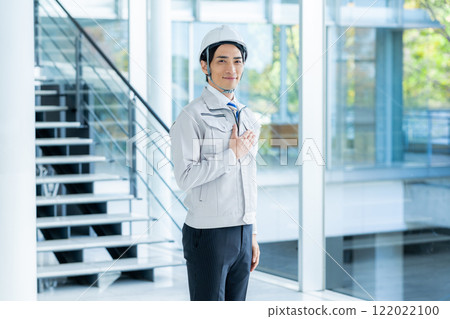 一個穿著工作服的商人 122022100