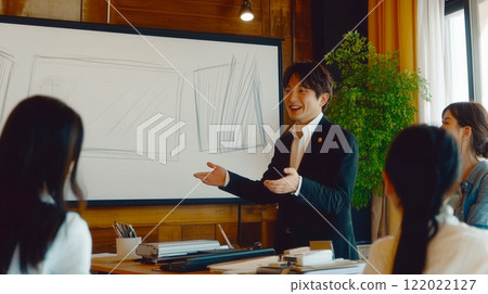 日本商人進行演講和團隊會議 日本商人進行演講和團隊會議 122022127