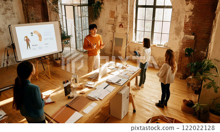 日本商人在辦公室和團隊會議上演講 日本商人在辦公室和團隊會議上演講 122022128