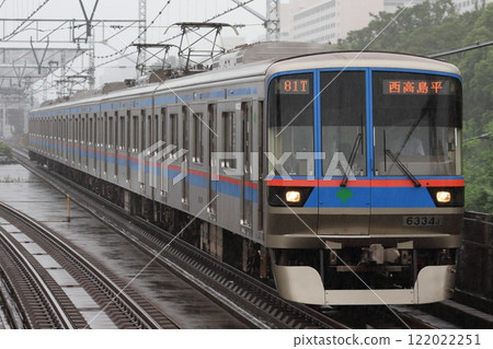 Toei Mita Line 6300 series 6334F entering Shin-Takashimadaira Station Toei Mita Line 6300 series 6334F entering Shin-Takashimadaira Station 122022251