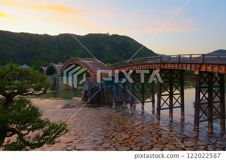 A view of the Kintai Bridge with the thin clouds of the May evening sky and Iwakuni Castle in the background Ver1 A view of the Kintai Bridge with the thin clouds of the May evening sky and Iwakuni Castle in the background Ver1 122022587