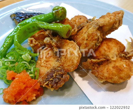 The delicious aroma fills your mouth. A photo of golden fried puffer fish. 122022932