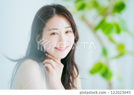 年輕女子的美麗形象 122023045