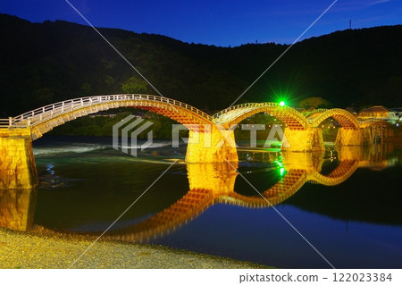 錦帶橋在蔚藍的天空和漆黑的山巒映襯下熠熠生輝 Ver2 錦帶橋在蔚藍的天空和漆黑的山巒映襯下熠熠生輝 Ver2 122023384