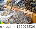 亞洲市場上排隊的乾小魚 122023520