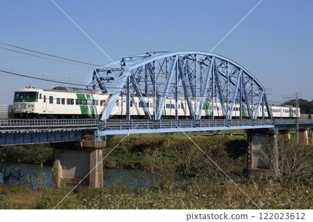 穿越川越線荒川鐵橋的185系列B6編組列車 122023612