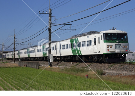 A 185 series B6 train running on the Kawagoe Line 122023613