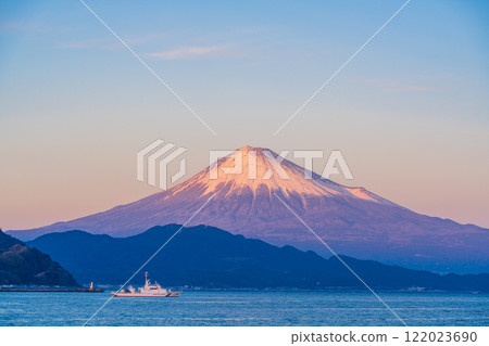 (Shizuoka Prefecture) Ships anchored at Shimizu Port as dusk approaches, with Mount Fuji in the background 122023690