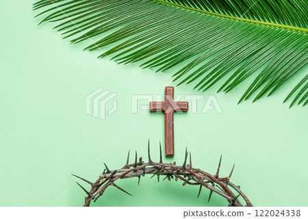 Palm Sunday. Thorn crown, wooden cross and palm leaf 122024338
