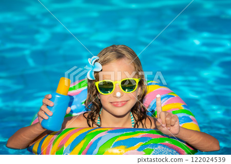Happy child having fun in swimming pool on summer vacation 122024539