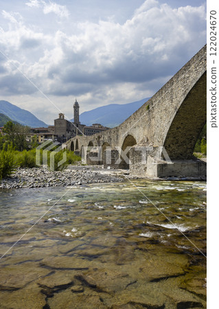 Gobbo Bridge also Devil Bridge or Ponte del Diavolo or Ponte Gobbo in Bobbio, Piacenza province, Trebbia Valley, Emilia Romagna, Italy 122024670