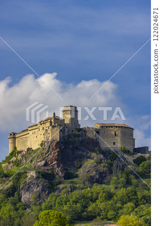 Bardi castle (Castello di Bardi) with town, province of Parma, Emilia Romagna 122024671