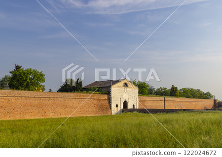 The walls of Sabbioneta, UNESCO World Heritage site, Lombardy, Italy 122024672