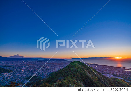 [Shizuoka Prefecture] Mount Fuji over the Shizuoka cityscape - Sunrise over Suruga Bay 122025054