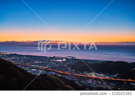 [Shizuoka Prefecture] Sunrise at Mochimune Port facing Suruga Bay 122025165