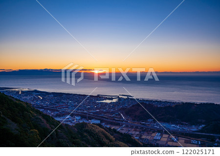 [Shizuoka Prefecture] Sunrise at Mochimune Port facing Suruga Bay 122025171