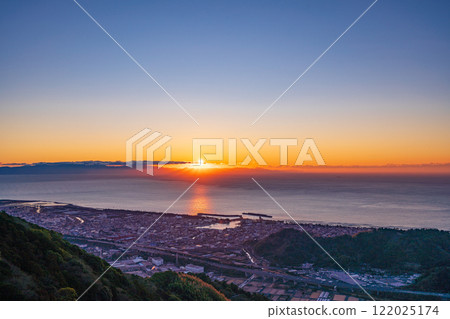 [Shizuoka Prefecture] Sunrise at Mochimune Port facing Suruga Bay 122025174