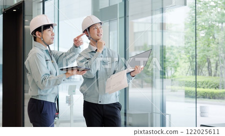 一個穿著工作服開會的男人 一個穿著工作服開會的男人 122025611