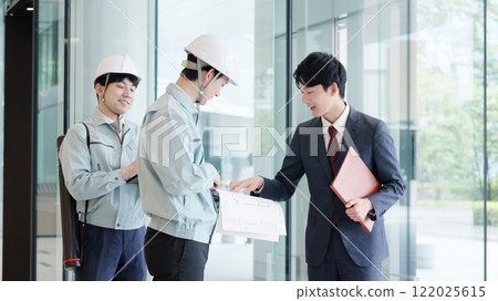 A man in work clothes having a meeting with a client 122025615