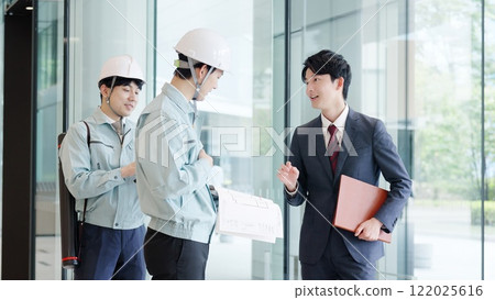 A man in work clothes having a meeting with a client 122025616