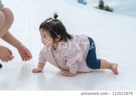 【嬰兒和母親在巨型遊樂設施上爬行】 122025870