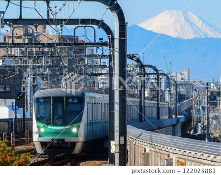 東京地鐵 16000 系列在千代田線和小田急線上運行，背景是富士山 122025881