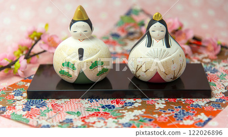 Hinamatsuri: Hina dolls and peach blossoms on a floral pattern background 122026896