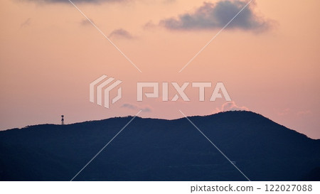 從沖繩縣座間味村阿嘉島看到的渡嘉敷島日出 122027088