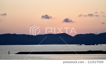 從沖繩縣座間味村阿嘉島看到的渡嘉敷島日出 122027089