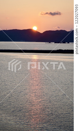 Sunrise over Tokashiki Island seen from Aka Island, Zamami Village, Okinawa Prefecture 122027093