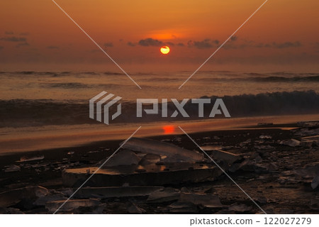 北海道冬季海岸被沖上岸的珠寶冰淇淋 北海道冬季海岸被沖上岸的珠寶冰淇淋 122027279