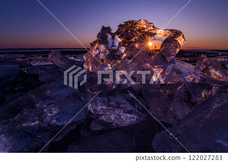 Jewelry ice washed up on the winter coast of Hokkaido 122027283