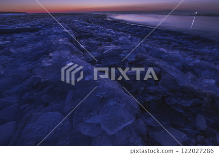 北海道冬季海岸被沖上岸的珠寶冰淇淋 122027286