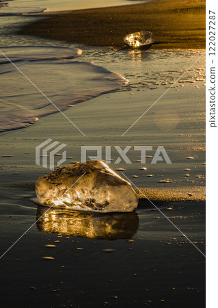 Jewelry ice washed up on the winter coast of Hokkaido 122027287