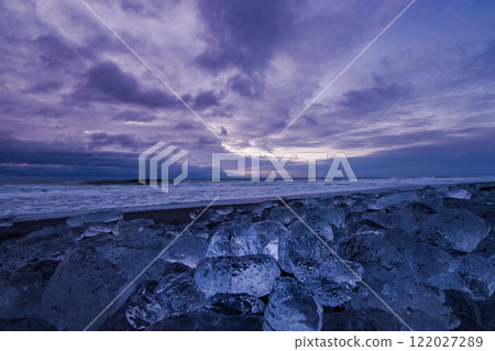 Jewelry ice washed up on the winter coast of Hokkaido 122027289